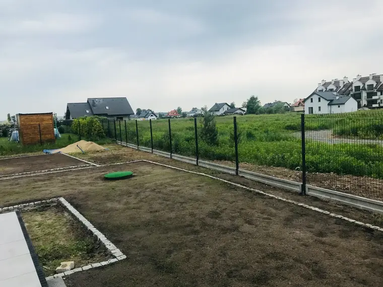 Ogrodzenie panelowe z bramą wjazdową na działce