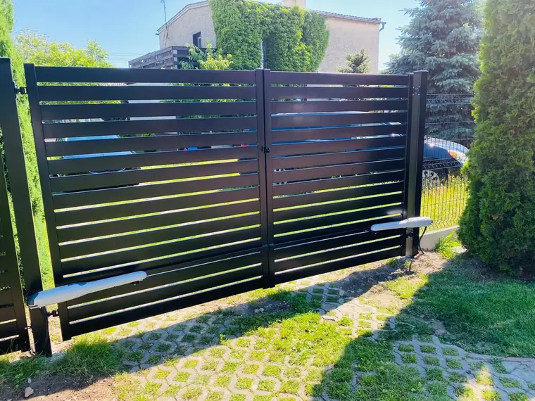 Brama przesuwna z wypełnieniem poziomym, kolor antracyt