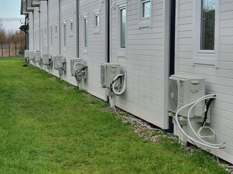 Jednostki zewnętrzne klimatyzacji na ścianie budynku