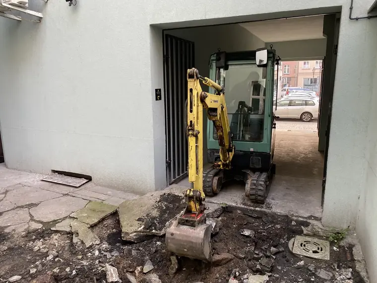 Minikoparka pracująca w ograniczonej przestrzeni
