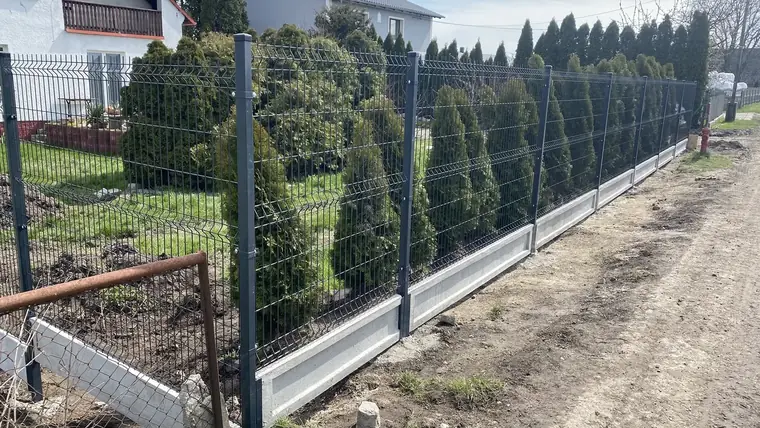 Ogrodzenie panelowe na podmurówce systemowej
