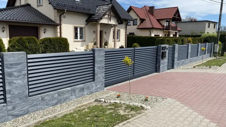 Ogrodzenie poziome z bramą i furtką przy domu