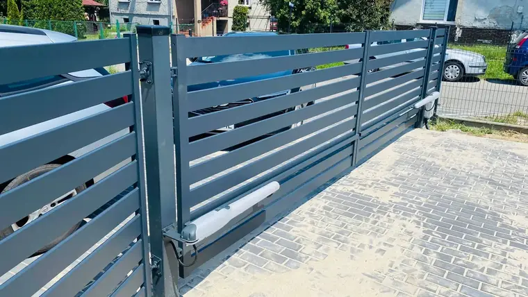 Brama przesuwna w kolorze antracytowym