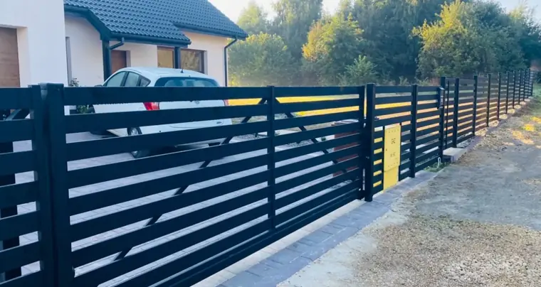 Zestaw bramy i przęseł o wypełnieniu poziomym