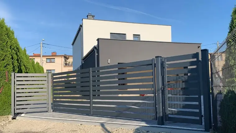 Brama wjazdowa z furtką w jednolitym wzorze