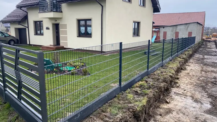 Ogrodzenie panelowe wokół nowej inwestycji