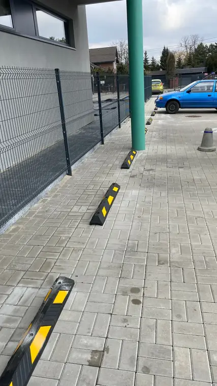 Zadaszenie i ogrodzenie części gospodarczej