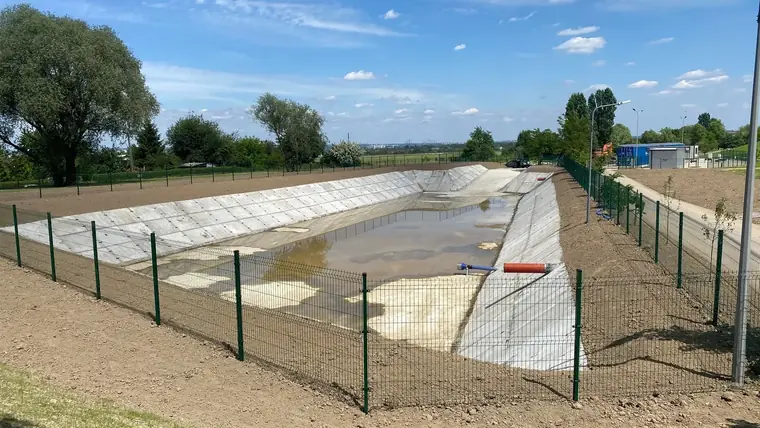 Ogrodzenie panelowe w trakcie montażu