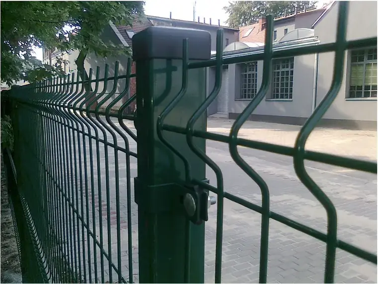 Detal panelu ogrodzeniowego w kolorze zielonym