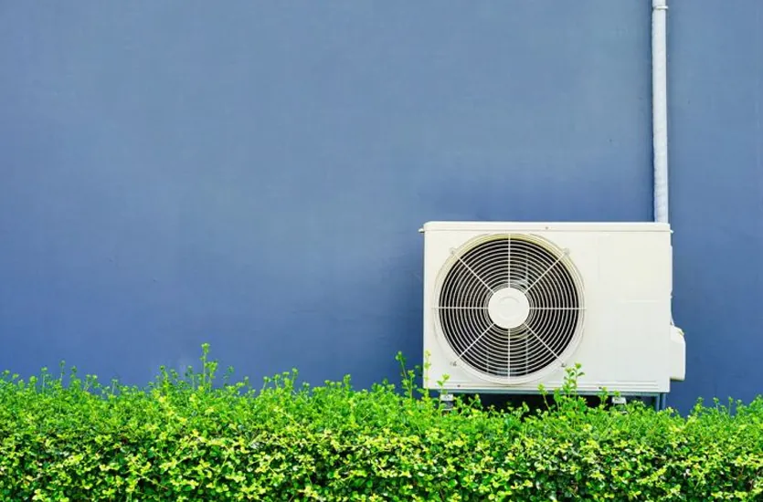 Jednostka zewnętrzna klimatyzacji na elewacji