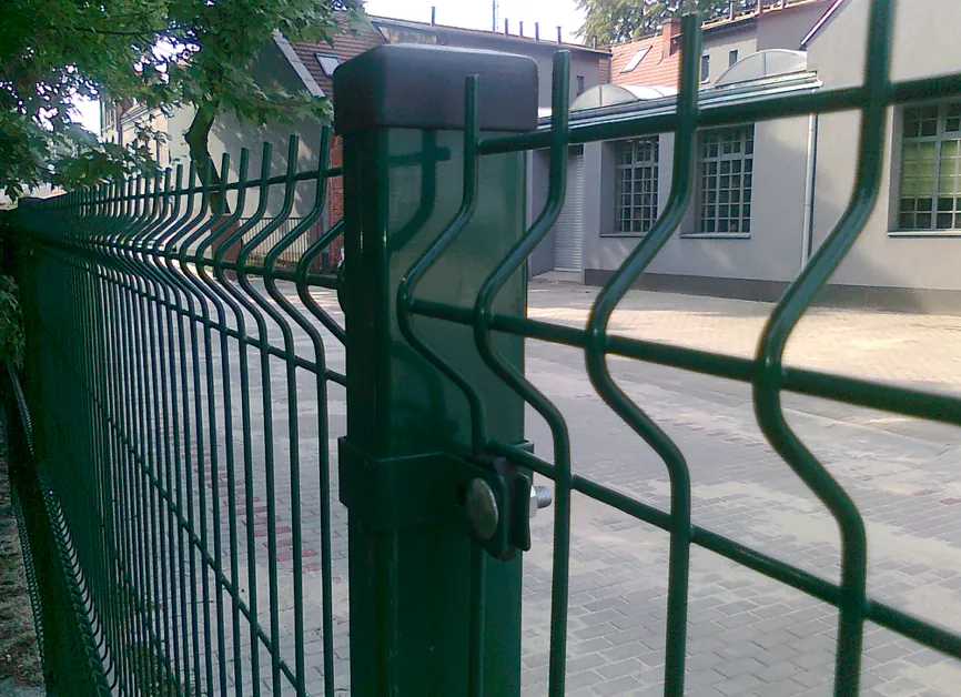 Detal panelu ogrodzeniowego ze słupkiem