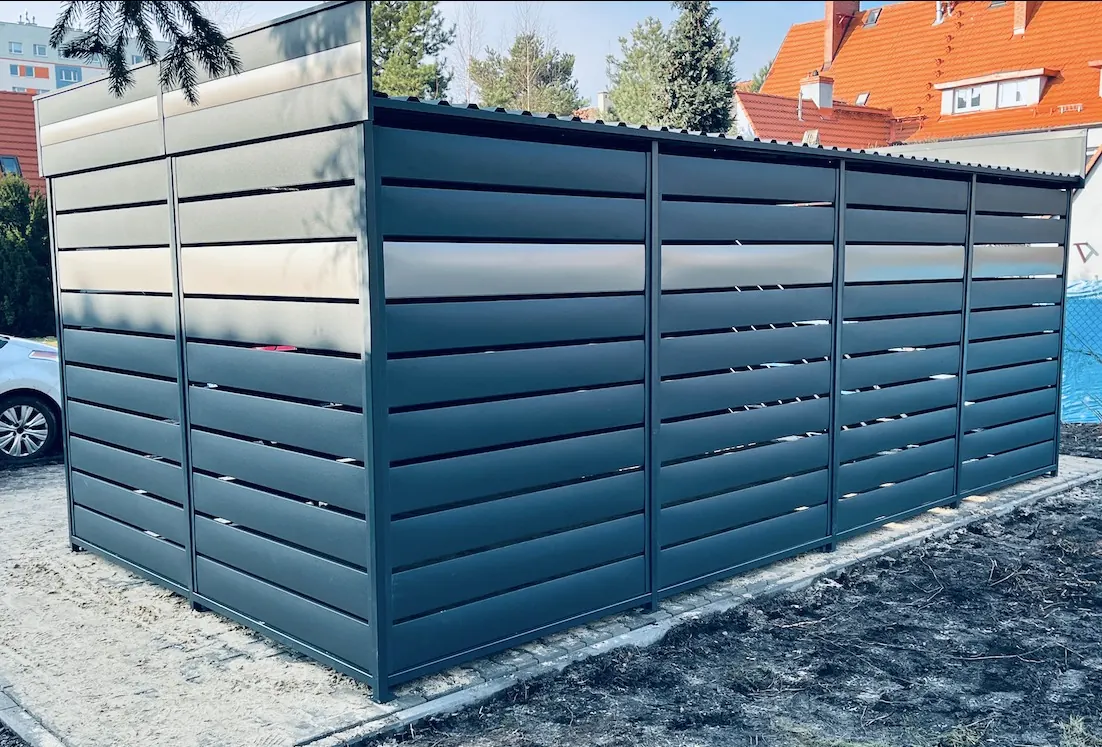 Wiata śmietnikowa z profili aluminiowych w kolorze antracytowym